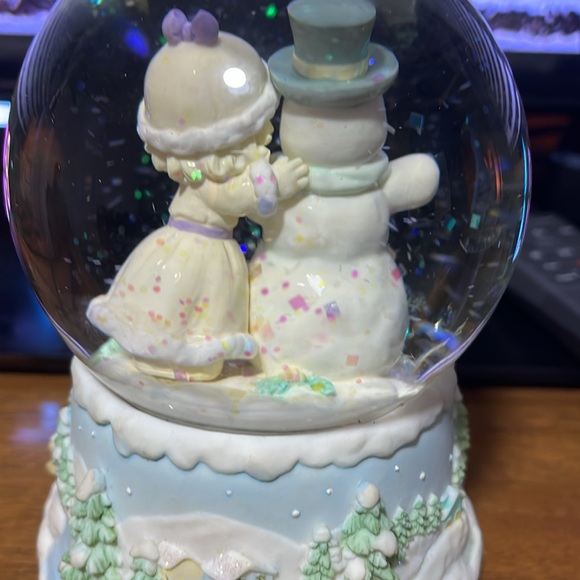 Precious moments, snow globe, ‘we wish you a merry Christmas’. - Picture 6 of 8